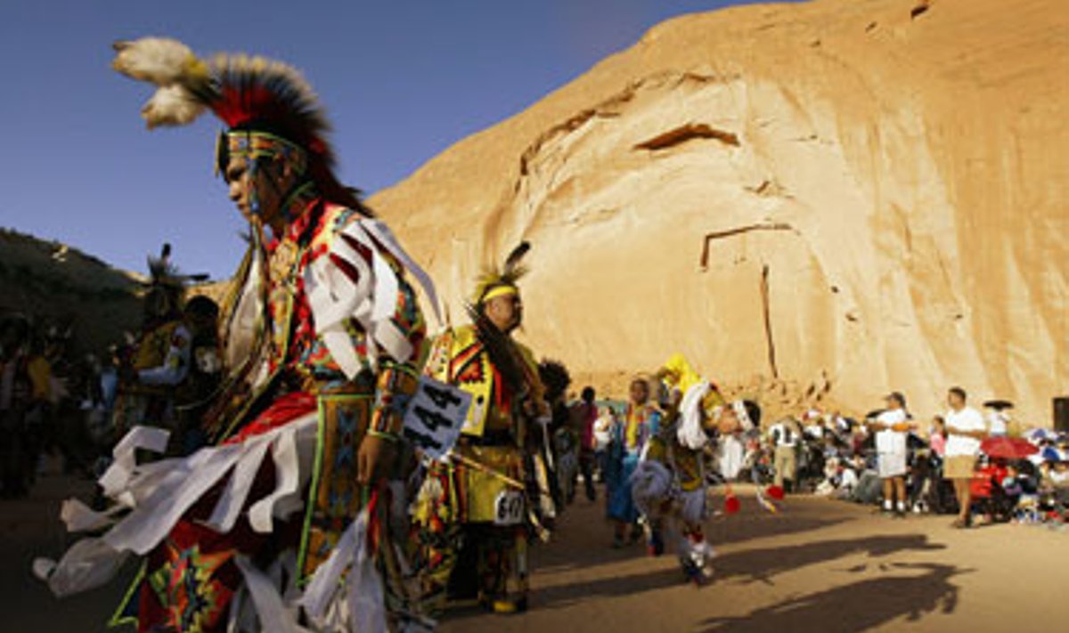 Amerikos indėnai šoka nacionalinius šokius 83-iojoje Kasmetinės Tarpgentinės Indėnų papročių savaitės metu Gallupo mieste JAV. 