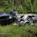 Avarijos Lietuvos keliuose nesibaigia – kelyje Kaunas – Kazlų Rūda susidūrė du „VW Golf“