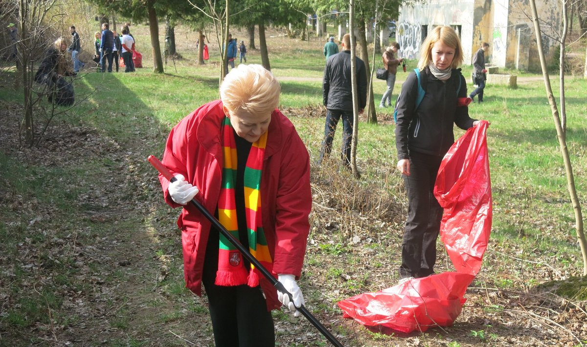 Prezidentė D. Grybauskaitė akcijos „Darom" metu tvarkė aplinką