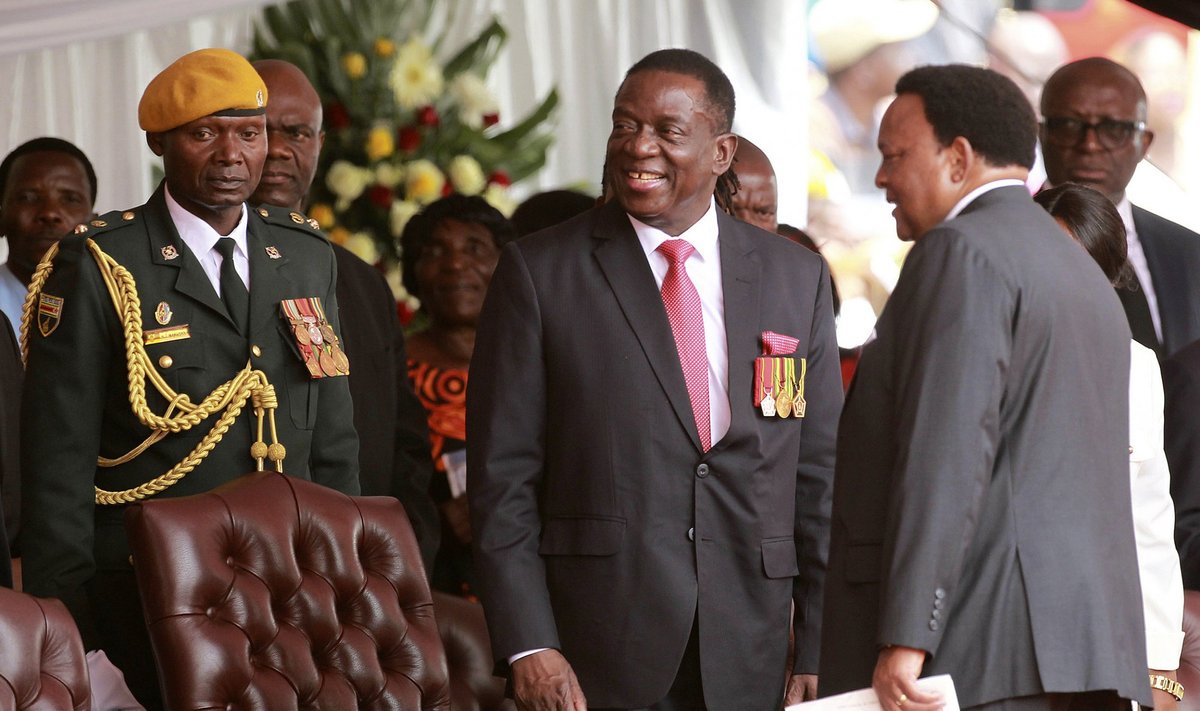 Emmerson Mnangagwa (centre)