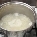 Nuo šiol nebepilsite lauk: 5 būdai, kaip tinkamai panaudoti nuo ryžių virimo likusį vandenį – tiks ir grožio procedūroms, ir buities darbams