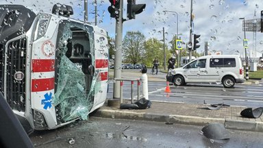 Avarija Kaune: sankryžoje apvirto greitosios pagalbos automobilis