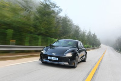 Kiek nuvažiuoja elektromobiliai? Atstumas priklauso nuo įvairių parametrų. Shutterstock/Gamintojo nuotr.