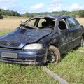 Tragedija Kelmės rajone – apvirtus automobiliui žuvo jaunas vairuotojas