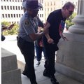 Internete žaibu plinta juodaodžio policininko ir rasisto nuotrauka