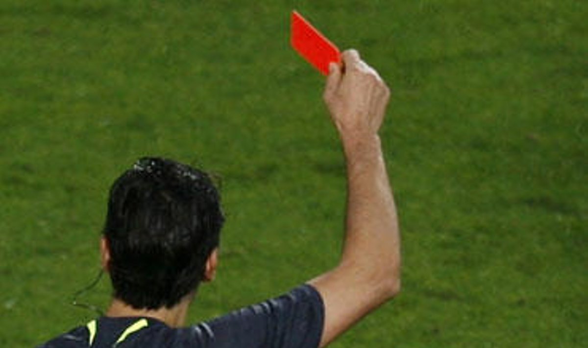 Futbolo teisėjas rodo raudoną kortelę