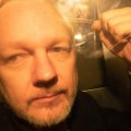 Žiniasklaida: Assange'as iš Ekvadoro ambasados vadovavo kišimuisi į JAV prezidento rinkimus