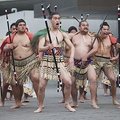 H. Clinton Naujojoje Zelandijoje pasitiko maorių kariai