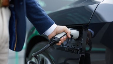 „Enefit“ pristato sprendimą elektromobilių turėtojams: įkrovimo stotelių nuoma ir nuolaidos elektros planui bei viešajame įkrovimo tinkle
