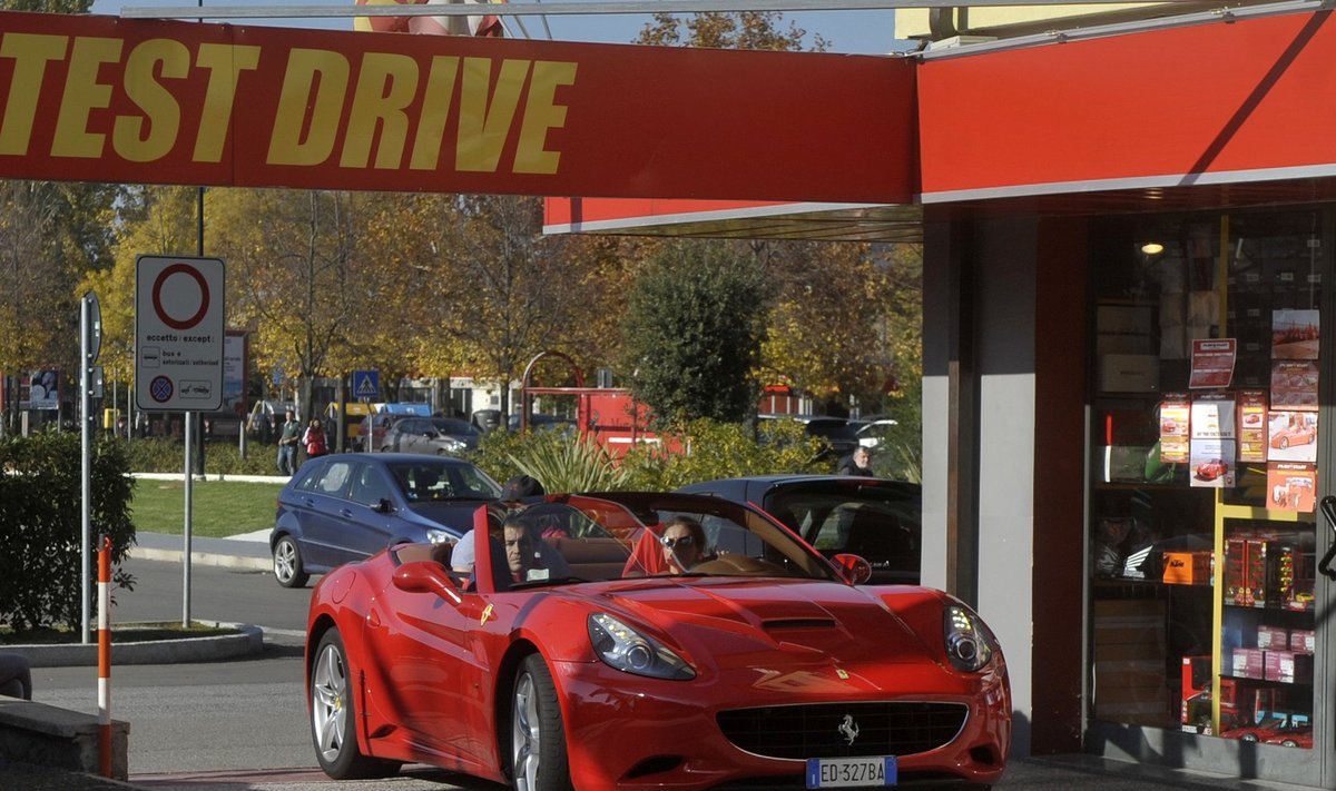 Klientas išvairuoja "Ferrari" iš nuomos punkto