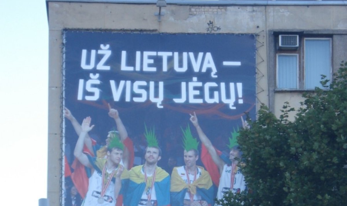 Krepšinio rinktinės reklama Vilniuje, DELFI skaitytojo Tomo nuotr.