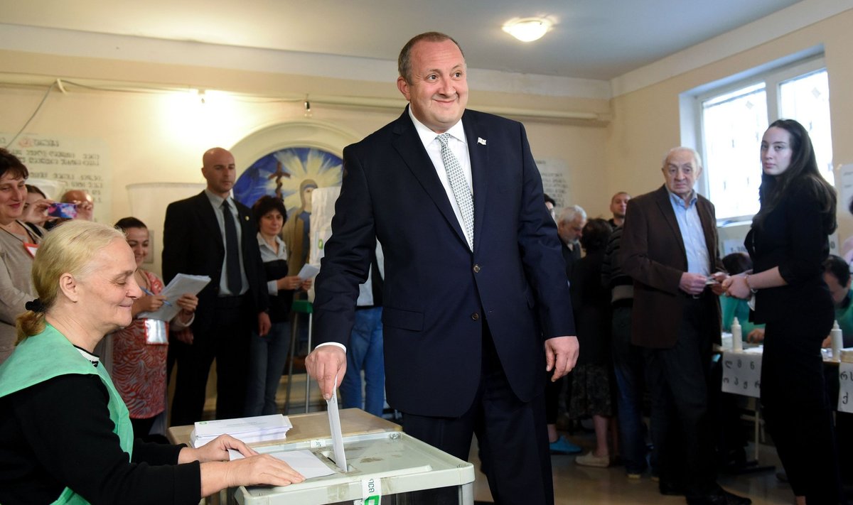 Georgian President Giorgi Margvelashvili votes