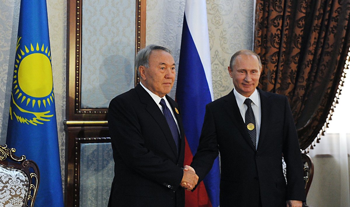 Vladimiras Putinas Tadžikistane susitiko su Kazachstano prezidentu Nursultanu Nazarbajevu