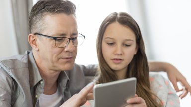 Ar tėvai gali stebėti savo vaikų veiklą internete?