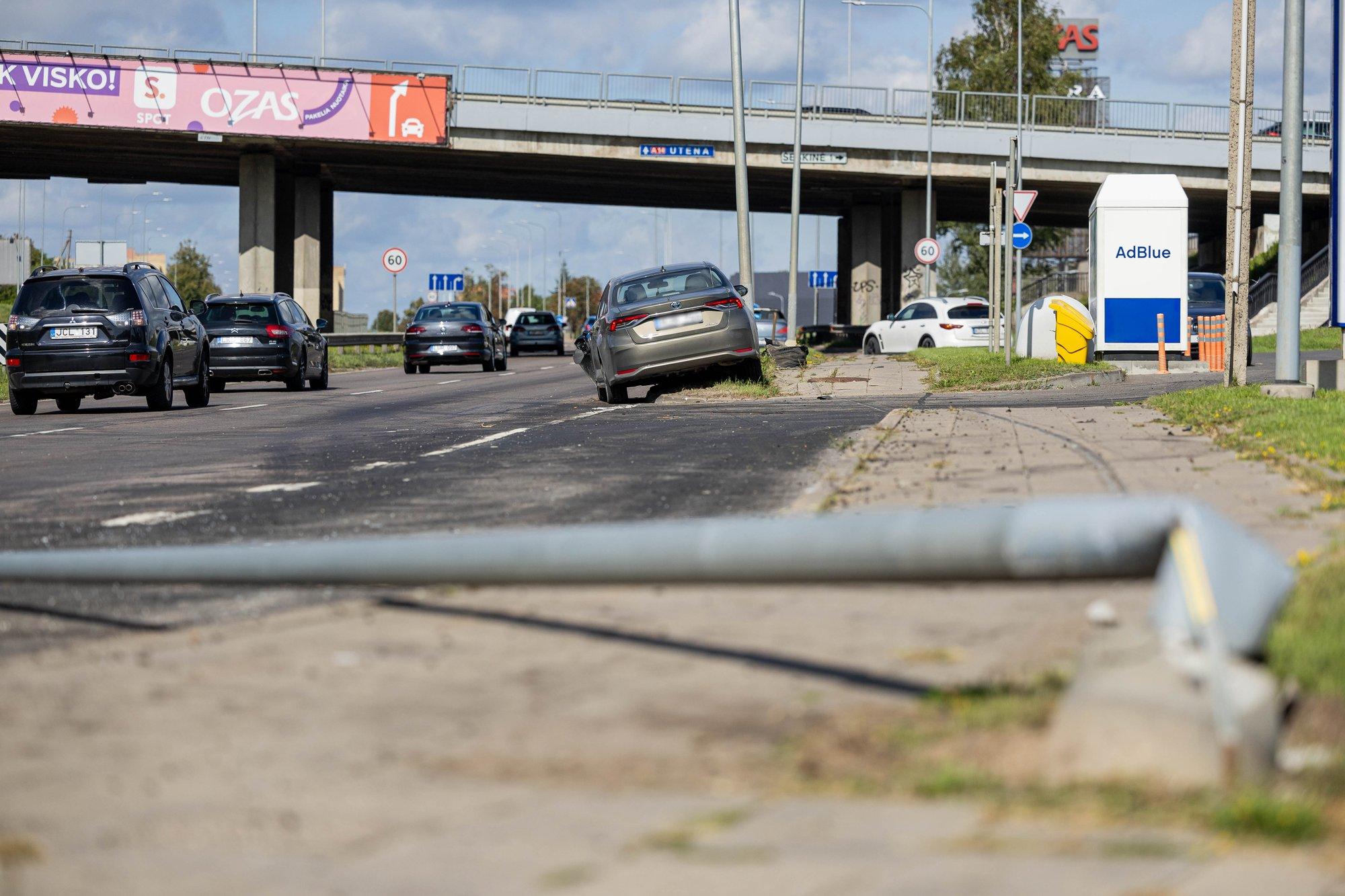 В Вильнюсе Toyota врезалась в два столба, водитель с места ДТП сбежал -  Delfi RU