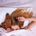 Tyrimas: moterys geriausiai išsimiega, miegodamos su šunimi