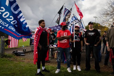 Keli šimtai „Proud Boys“ ir kitų panašių grupių narių susirinko į mitingą Delta parke, Portlande, Oregone, 2020 m. Rugsėjo 26 d.