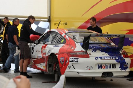 Jonas Gelžinis su "Porsche" automobilių aptarnavimo zonoje