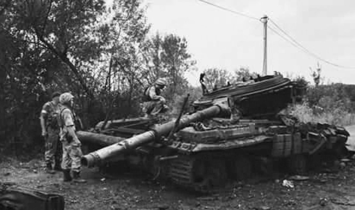 Kelyje iš Mnohopiljės į Ilovaiską pamuštas Rusijos kariuomenės tankas.