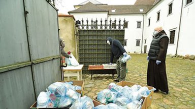 Kretingiškiams nerimą keliantys besibūriuojantys benamiai neliko vieni: rūpinasi tiek maistu, tiek apsauga