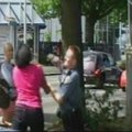JAV tiriamas incidentas, kai policininkas trenkė merginai į veidą