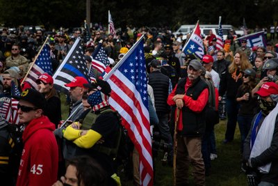 Keli šimtai „Proud Boys“ ir kitų panašių grupių narių susirinko į mitingą Delta parke, Portlande, Oregone, 2020 m. Rugsėjo 26 d.