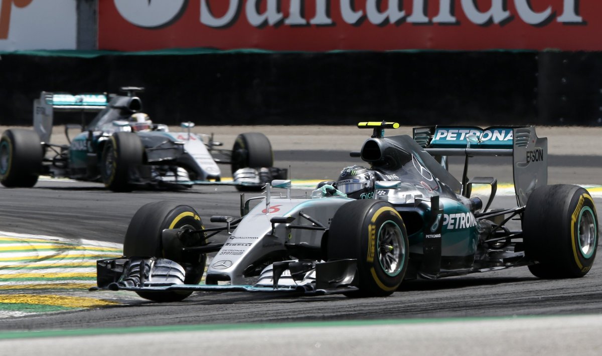Nico Rosbergas vėl aplenkė Lewisą Hamiltoną