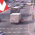 Vaizdo kamera Vilniuje užfiksavo, kaip automobilis kliudė mopedo vairuotoją