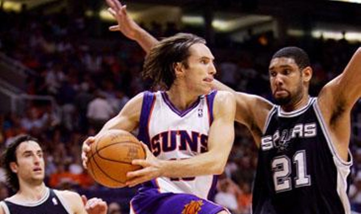 Steve'as Nashas ("Suns") skrieja pro "Spurs" gynybą