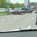 В Вильнюсе на оживленной улице автомобиль снес столб
