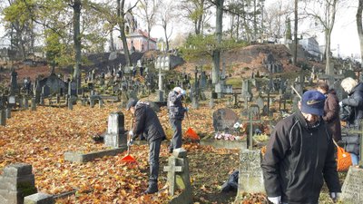 Vilniaus miesto nakvynės namų gyventojai tvarko kapines