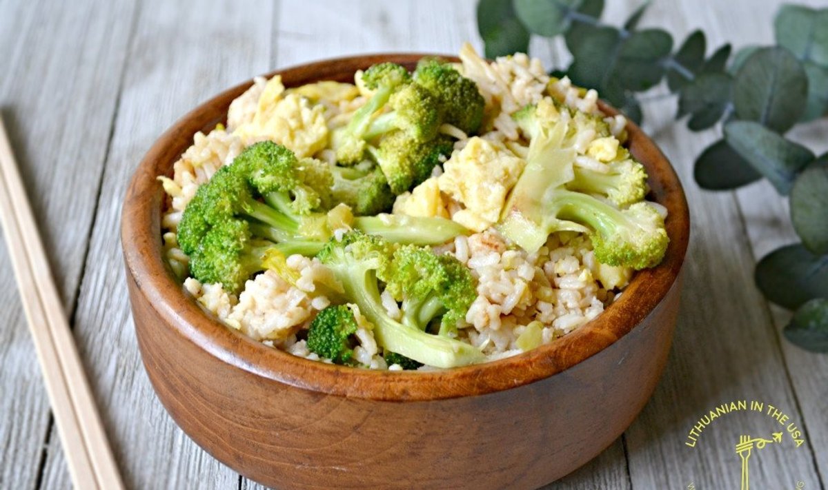Kepinti ryžiai su brokoliu, kiaušiniu ir svogūno laiškais
