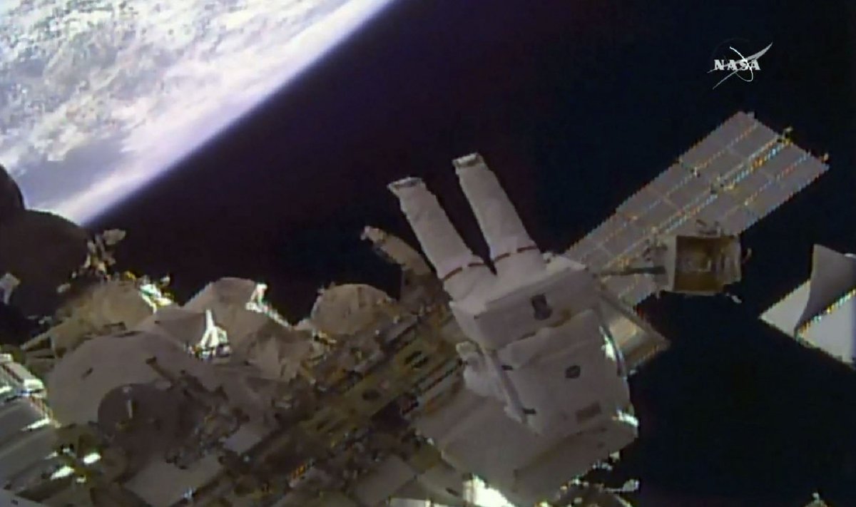 Du JAV astronautai TKS išorėje sumontavo dvi vaizdo kameras
