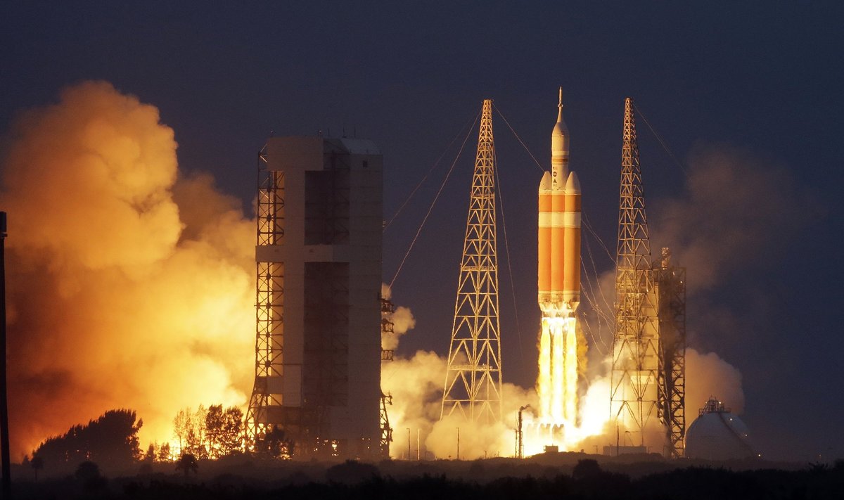 Kyla raketa "Delta IV" su "Orion" kapsule