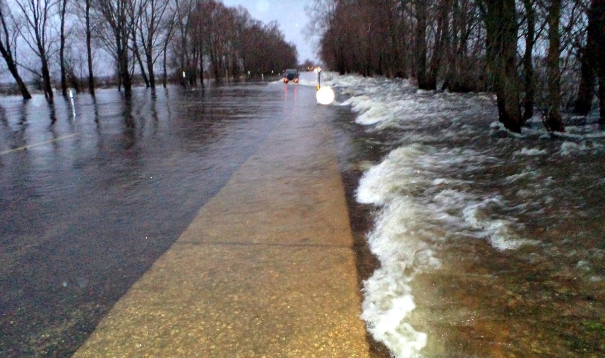 Naktį potvynis užliejo kelią Šilutė-Rusnė