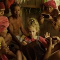 Į ekranus atkeliauja bendras latvių ir estų kūrėjų filmas „Kalėdos džiunglėse”: kaip vyko šventinio stebuklo paieškos Indonezijoje?