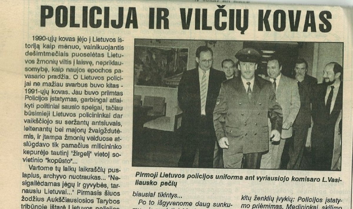 Pirmasis policijos uniformos demonstravimas, atvykus premjerui Vagnoriui. Su uniforma - L.Vasiliauskas. 