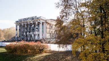 Buvę Profsąjungų rūmai Vilniuje intensyviai griaunami: jau neliko didelės pastato dalies