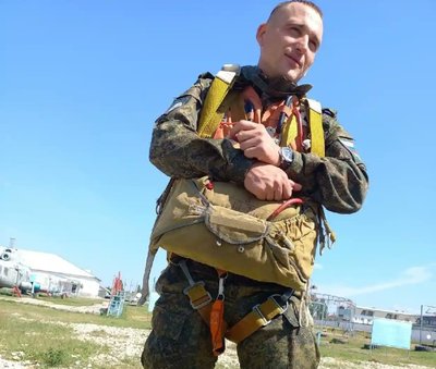 P. Filatjevas rengiasi šuoliui su parašiutu