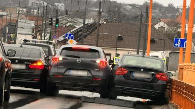 Dviejų BMW ir „Mazda“ „sumuštinis“ užblokavo eismą Kaune