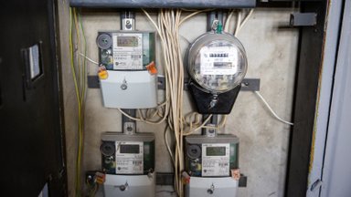 LEA: rinkoje elektros kaina toliau krito, o tiekėjai mažino fiksuotų planų tarifus