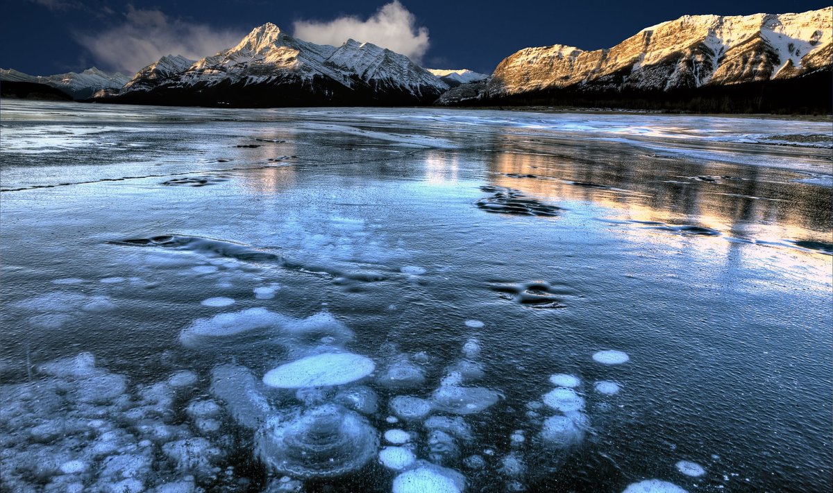 Abrahamo ežero lede matomi metano burbulai