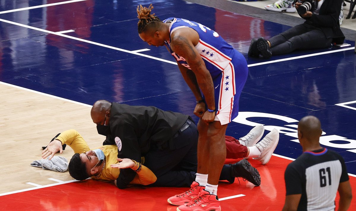 Incidentą NBA rungtynių metu stebi Dwightas Howardas