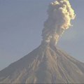Saulėtame danguje įspūdingai išsiveržė Meksikos Kolimos ugnikalnis