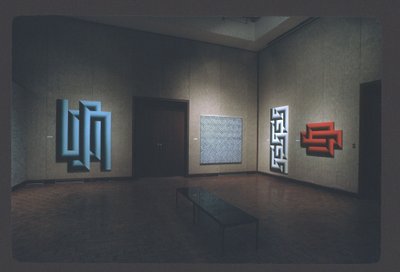 Paveikslas "Quiz" tarp daugelio kitų K. Varnelio darbų personalinėje parodoje 1974 m. Milvokio meno centre, Viskonsino valstijoje, JAV 