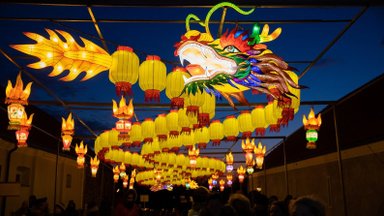 Pakruojo dvaras sušvito naujomis spalvomis: į kinų žibintų festivalį traukia žmonės iš visos Lietuvos