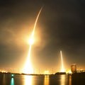„SpaceX“ atliko istorinį sėkmingą raketos paleidimą ir vertikalų nusileidimą