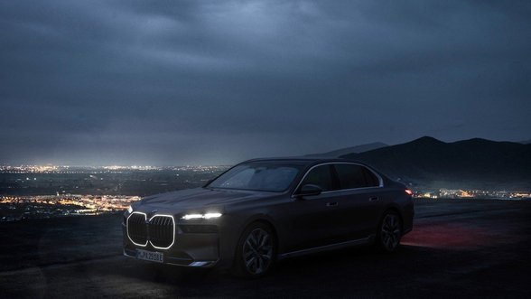 BMW pristatė elektrinį flagmaną: nustelbė net „septintuką“
