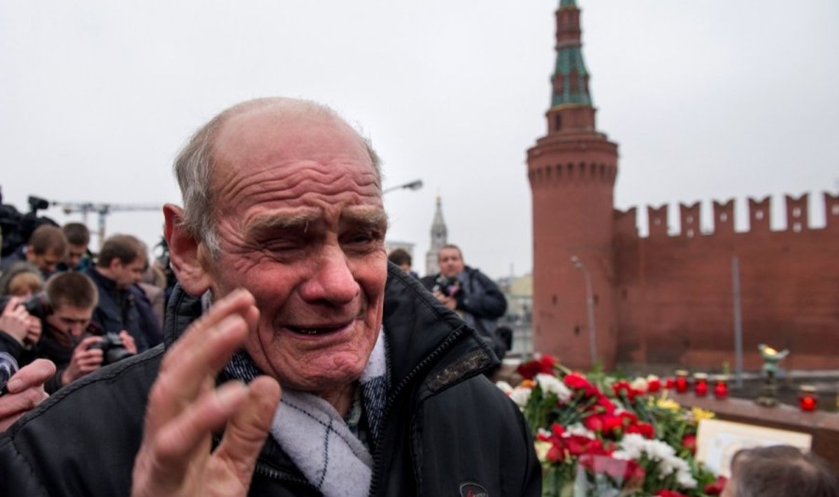 Šeštadienio rytą į B. Nemcovo nužudymo vietą renkasi žmonės
