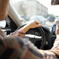 Siūloma griežtinti reikalavimus pavežėjams ir taksi vairuotojams